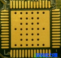 這是最不好的通孔設(shè)計(jì)，貫穿通孔直接擺放于QFN的接地散熱墊上，制造上無(wú)法確保其錫量，也就無(wú)法確保焊接良好。