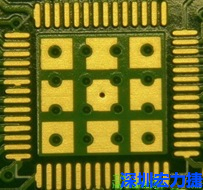 這個(gè)通孔的設(shè)計(jì)勉強(qiáng)可以接受，只剩下正中間一個(gè)通孔沒(méi)有塞孔，而且孔徑也變小了。