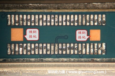 把板對板連接器全部移除，發(fā)現(xiàn)其下方板子共有兩個裸銅的方形設計。