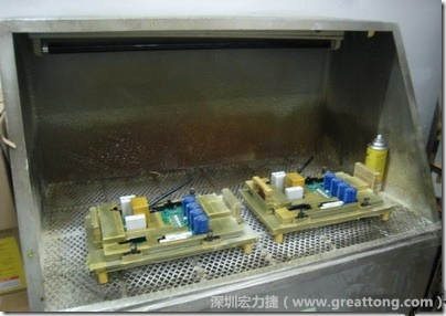 使用噴涂(Spraying)方式作業(yè)conformal coating時，需設備抽真空的設備，否則噴涂的物質(zhì)會飄散到空氣當中，影響人體的健康。