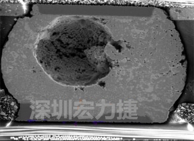 錫球氣泡大到足以影響到焊接的品質(zhì)，下圖是錫球切片后的剖面，可以很明顯看到氣泡已經(jīng)有錫球的 1/3 大了