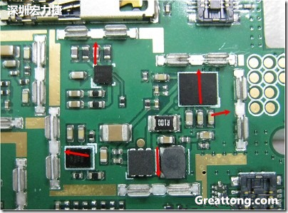 圖中顯示一塊電路板使用這種屏蔽夾(shielding clip)的實(shí)例。基本上我們?cè)趶澖堑牡胤蕉荚O(shè)計(jì)擺放了一個(gè)屏蔽夾，這樣可以讓作業(yè)員比較方便安裝屏蔽罩(shielding can)時(shí)的對(duì)位準(zhǔn)確。然后在其他沒有屏蔽夾的地方也設(shè)計(jì)了一些接地的布線，一來可以稍微提升屏蔽罩的電磁隔絕能力，另一方面也可以為屏蔽夾無效時(shí)，馬上可以更改為屏蔽框，而無需要重新設(shè)計(jì)電路板。