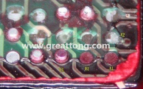 下圖是紅墨水測試后將PCB板子拿回來側(cè)一個(gè)角度拍攝的照片，就可以很清楚的看到錫球黏在PCB端，或不在PCB端。