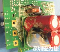 元件選擇不當(dāng)導(dǎo)致大量電流或電壓流經(jīng)電路，將會(huì)發(fā)生像這個(gè)燒融電容器的損壞情形。