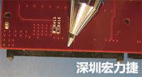 連接器邊緣稍突出于電路板的邊緣。