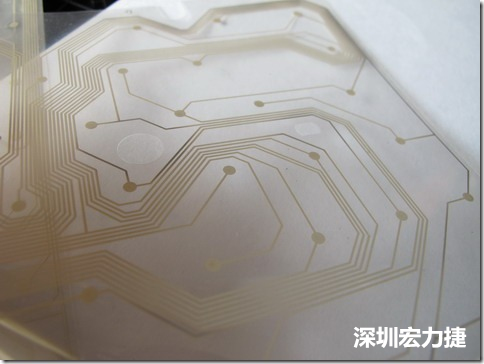 下面第二個圖則是另一片也有著按鍵線路的PTF，當(dāng)上、下兩面PTF的按鍵結(jié)點互相接觸后就可以計算出是哪個按鍵被按下了?？墒钱?dāng)按鍵沒有按下時，上下兩片PTF的線路則是分開的，所以上圖那片PTF的線路上面其實還另外覆蓋了另一層透明的PET作為絕緣層，只露出了需要在鍵盤按下時才會碰觸的接觸點，因為這些材質(zhì)使用的都是Polymer，所以才撐這樣的技術(shù)為Polydome(聚合簧片)。