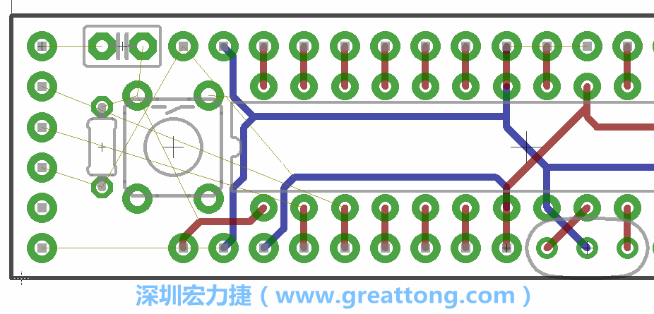 到目前為止，你應(yīng)該只剩下四個部分還未進(jìn)行布線，10K重置上拉電阻器、重置電容和1×6的序列排針。