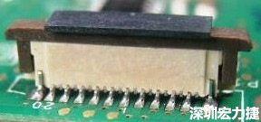 一開(kāi)始的 connector 把 塑膠蓋子(cap) 塞到了 connector 的接觸彈片內(nèi)側(cè)。