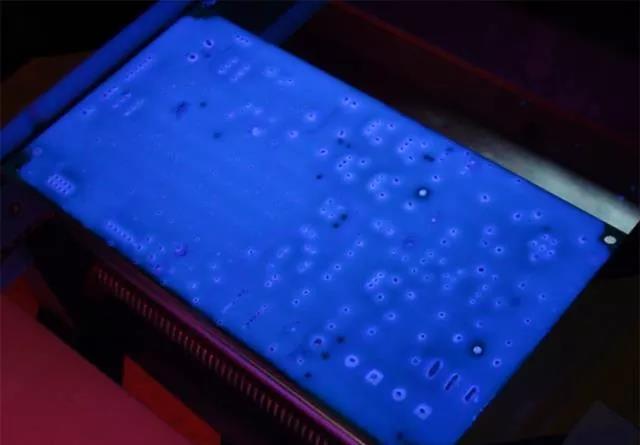 經(jīng)過涂覆工藝后的PCB，在紫光燈下的拍攝效果，原來coating也可以這么美！