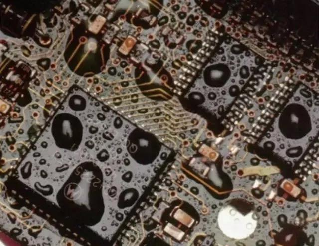 經(jīng)過涂覆工藝后的PCB，在表面形成透明的保護(hù)膜，能有效防止水珠和潮氣侵入，避免漏電和短路。